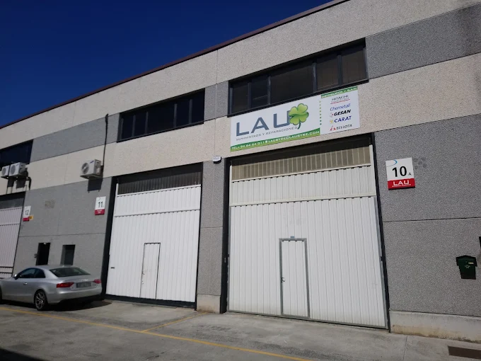 Fachada del taller de LAUSYRE en el Polígono Ugaldeguren, Derio (Pabellón 10 A)